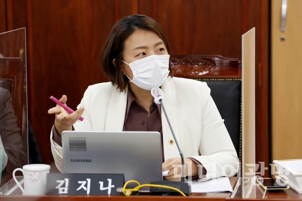 [정치]김지나 도의원, 환경보전기금 부당 수령 의혹 제기
